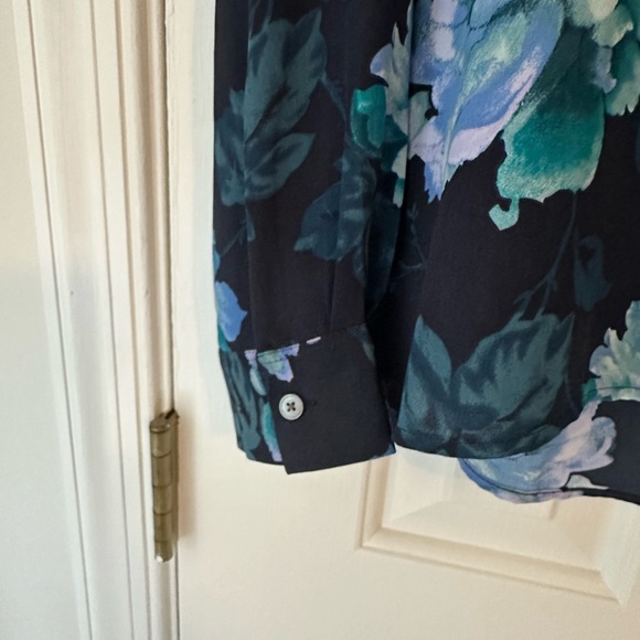 Loft Iced Bloom Back Pleat Blouse Small - Picture 5 of 5